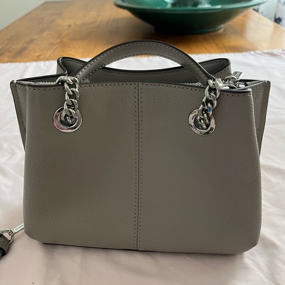 MAKE ME AN OFFER Kors pebble soft leather purse. Light dove grey - Picture 3 of 9